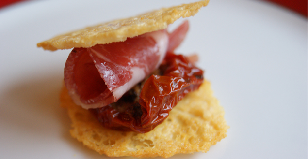 Tuile au parmsean, tomate confites et coppa - Feuille de choux