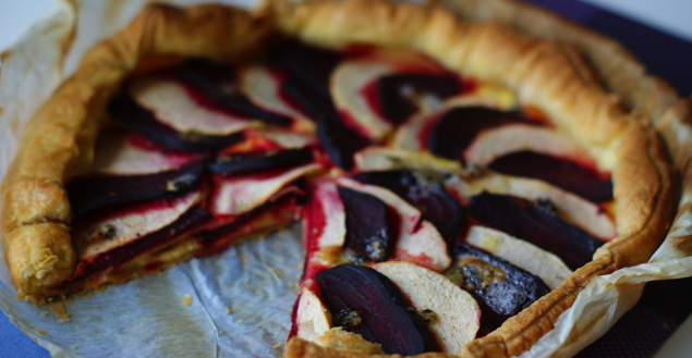 tarte-betterave-pomme-roquefort-feuille-de-choux