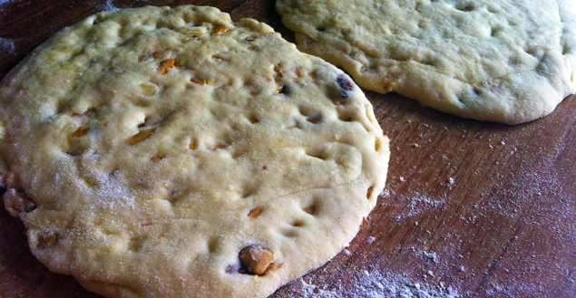 pain-naan-indien-avant-cuisson-feuille-de-choux