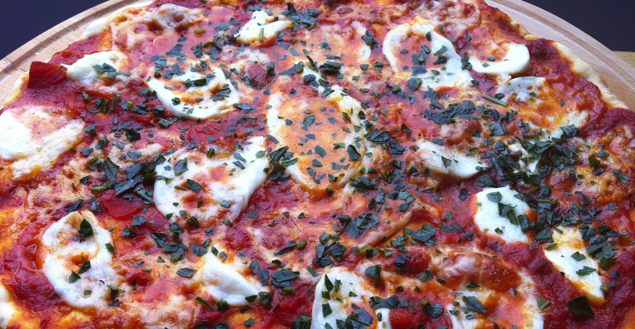 pizza-maison-jambon-mozzarella-tomate-2-feuille-de-choux