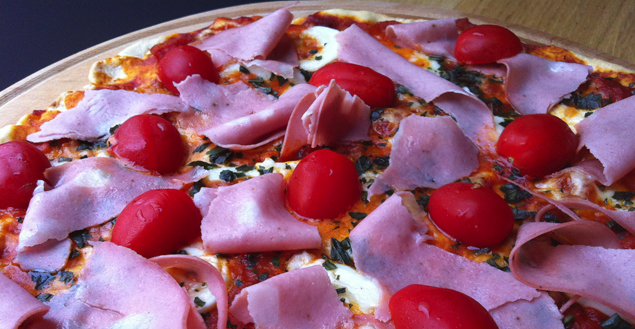 pizza-maison-jambon-mozzarella-tomate-feuille-de-choux pizza-maison-jambon-mozzarella-tomate-feuille-de-choux