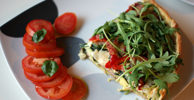 tarte-salée-saucisse-morteau-poivron-courgette-parmesan-salade-tomates--feuille-de-choux