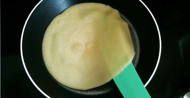 French crepe recipe cooking the 1st side - feuille de choux