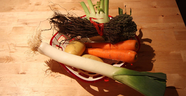 Panier pour soupe au fenouil: carottes, poireaux, fenouil, pommes de terre et thym - Feuille de choux