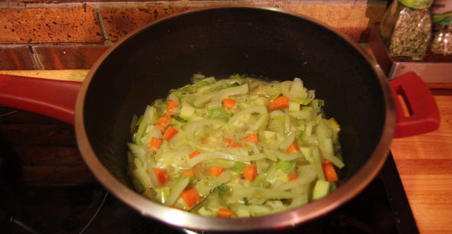 Cuisson des légumes pour la soupe au fenouil - Feuille de choux