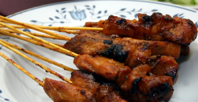 Brochette de poulet sauce Satay - Feuille de choux Brochette de poulet sauce Satay - Feuille de choux