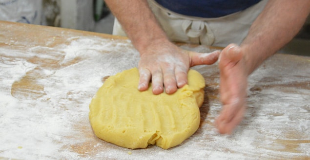 confection de la pate a biscuits-Feuille de choux
