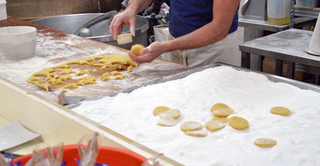 Decoupage de la pate a biscuit corse-Feuille de choux