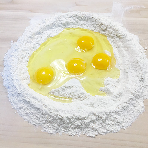 faire les pâtes fraiches melanger les oeufs et la farine - Feuille de choux