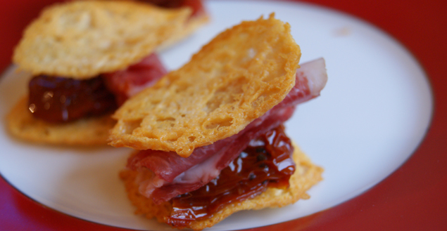 Tuile au parmsean, tomate confites et coppa - Feuille de choux