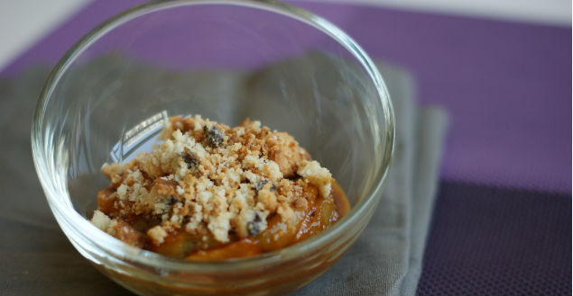 Crumble fruit et caramel - feuille de choux