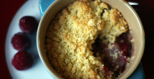 crumble-framboise-poire-cannelle-entamé