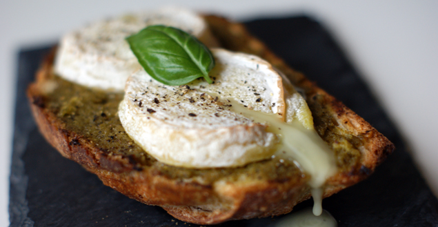 tartine-rocamadour-pesto-feuille-de-choux