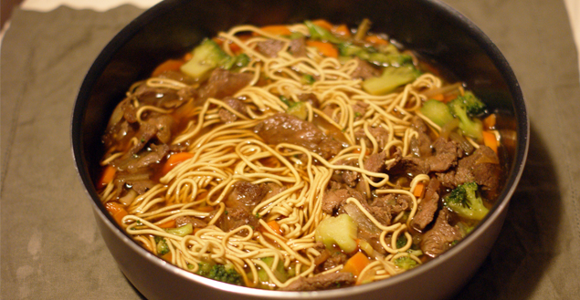 Soupe de nouilles au boeuf, brocolis et carottes - Feuille de choux