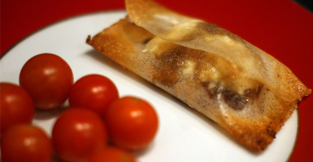 Bonbon croustillant de chèvre, confit d’oignon et pain d’épices – Feuille de choux