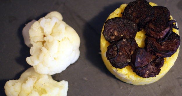 Polenta au choux-fleur et boudin noir poêlé - Feuille de choux