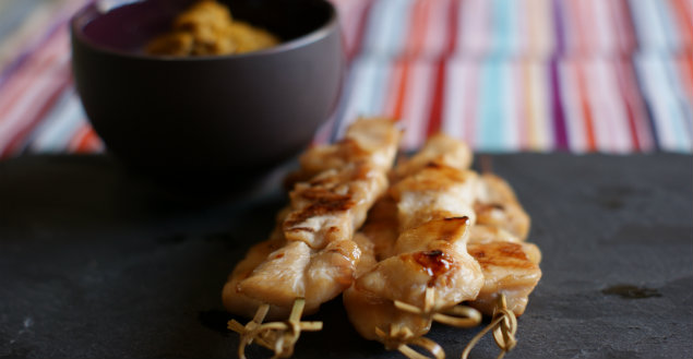 Brochette de poulet, sauce cacahuete, curry et coco - Feuille de choux