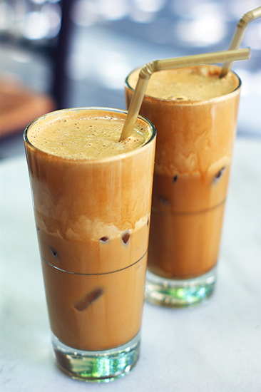 Café frappé grec sur une terrasse