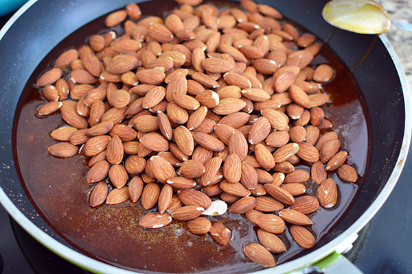 Caramel et amandes torréfiées pour une pâte de praliné amandes maison 